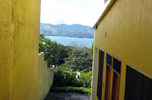 A driveway leads from the roadside restaurant level to the parking and picnic area for guests on the lake side.